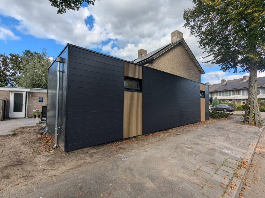 Aanbouw composiet gevelbekleding